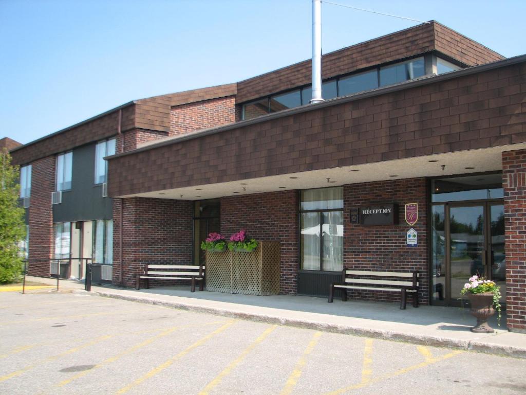 Auberge La Diligence Dolbeau-Mistassini Exterior photo